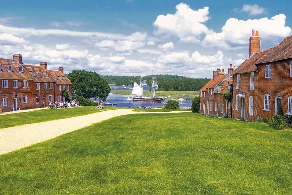 Stunning Luxury Apartment In Central Lymington Exterior photo